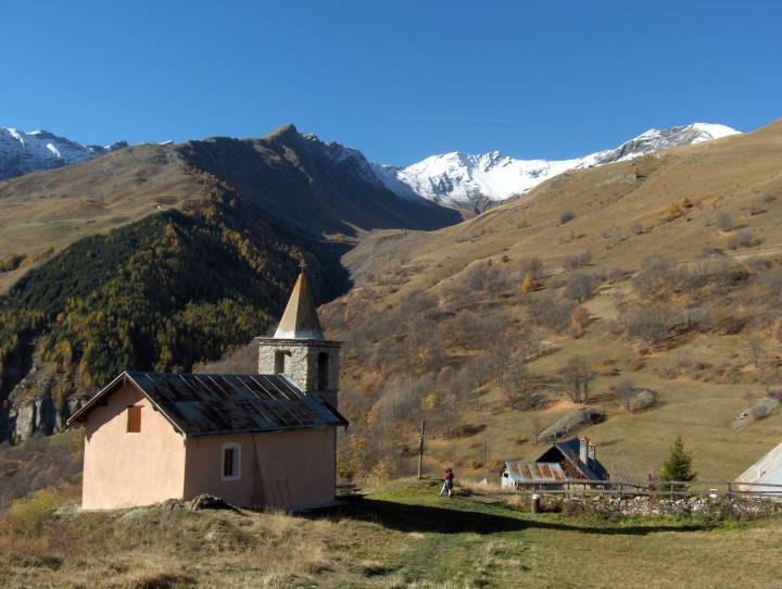 Chapelle avec montagne enneige 